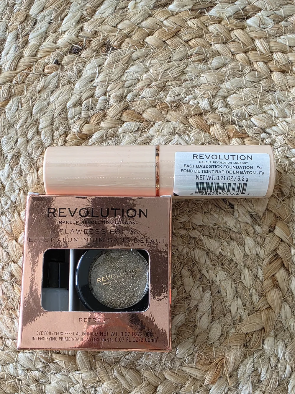 Revolution Flawless Foils Eyeshadow & Foundation F9 Stick